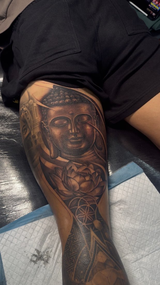 Tattoo: Buddha, leg